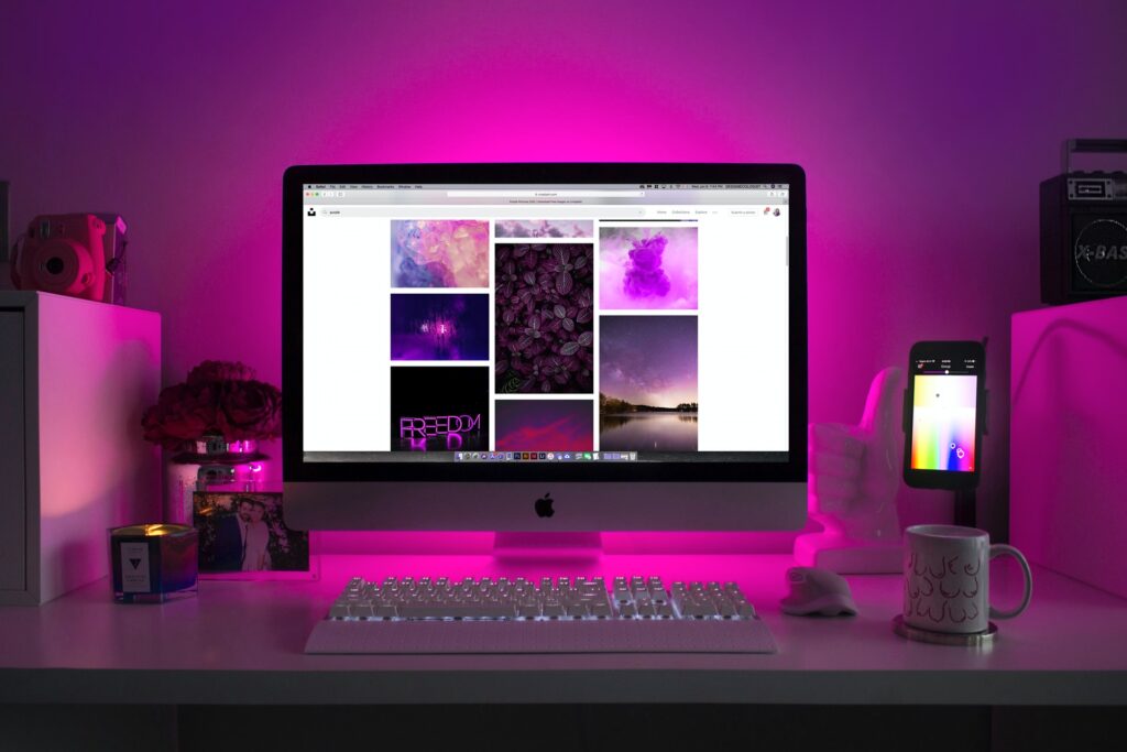 ピンク紫の輝きを放つiMac